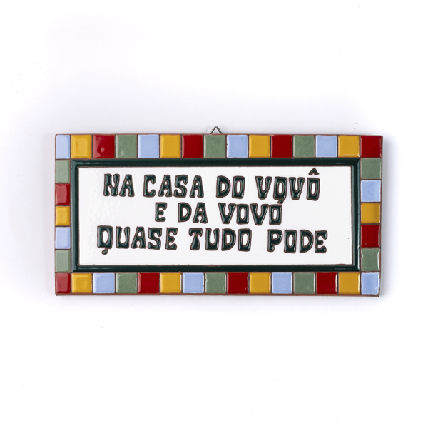 PLACA GRANDE - NA CASA DO VOVÔ E DA VOVÓ QUASE TUDO PODE - QUADRADINHO COLORIDO