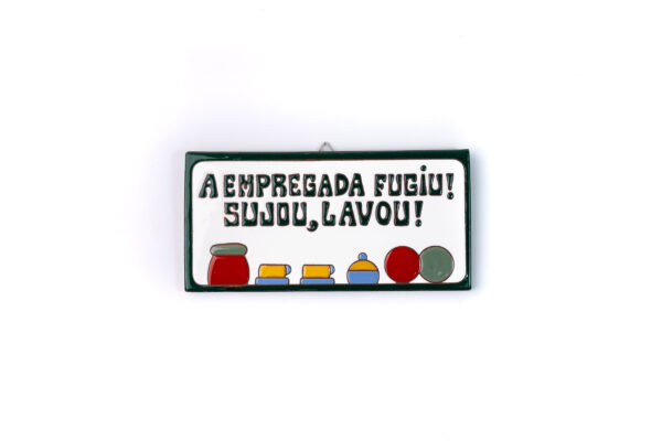 PLACA GRANDE - A EMPREGADA FUGIU SUJOU, LAVOU - VERDE